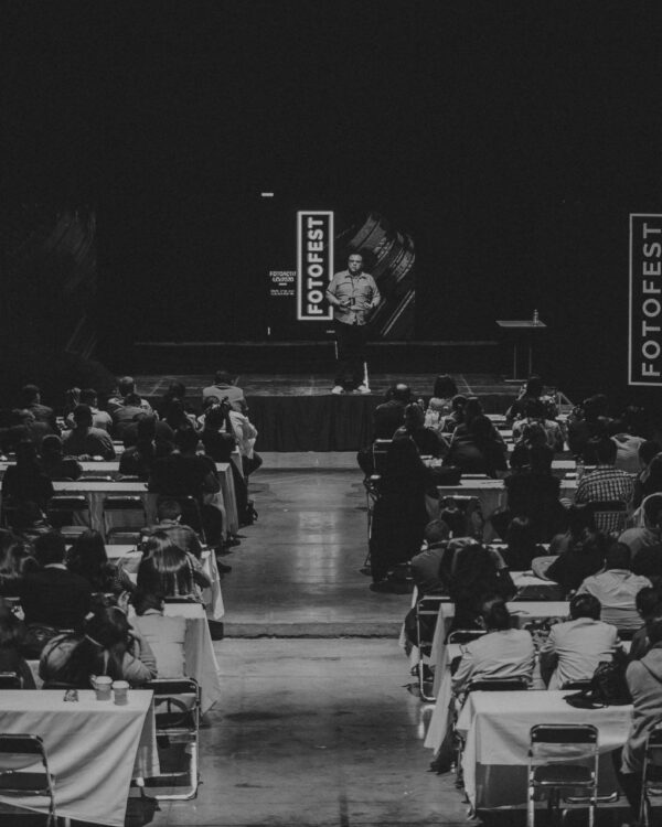 Vista panorámica del auditorio lleno durante una conferencia magistral en el congreso de fotografía FotoFest 2026 en Guadalajara