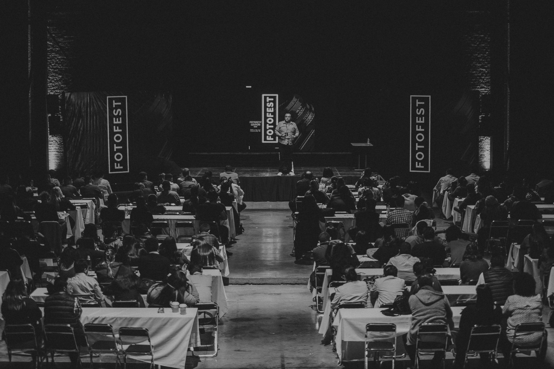 Vista panorámica del auditorio lleno durante una conferencia magistral en el congreso de fotografía FotoFest 2026 en Guadalajara