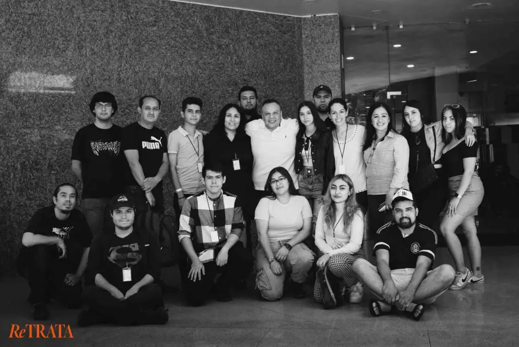 Foto grupal en blanco y negro de los asistentes del curso de fotografía RETRATA en Guadalajara, edición Mayo 2023.