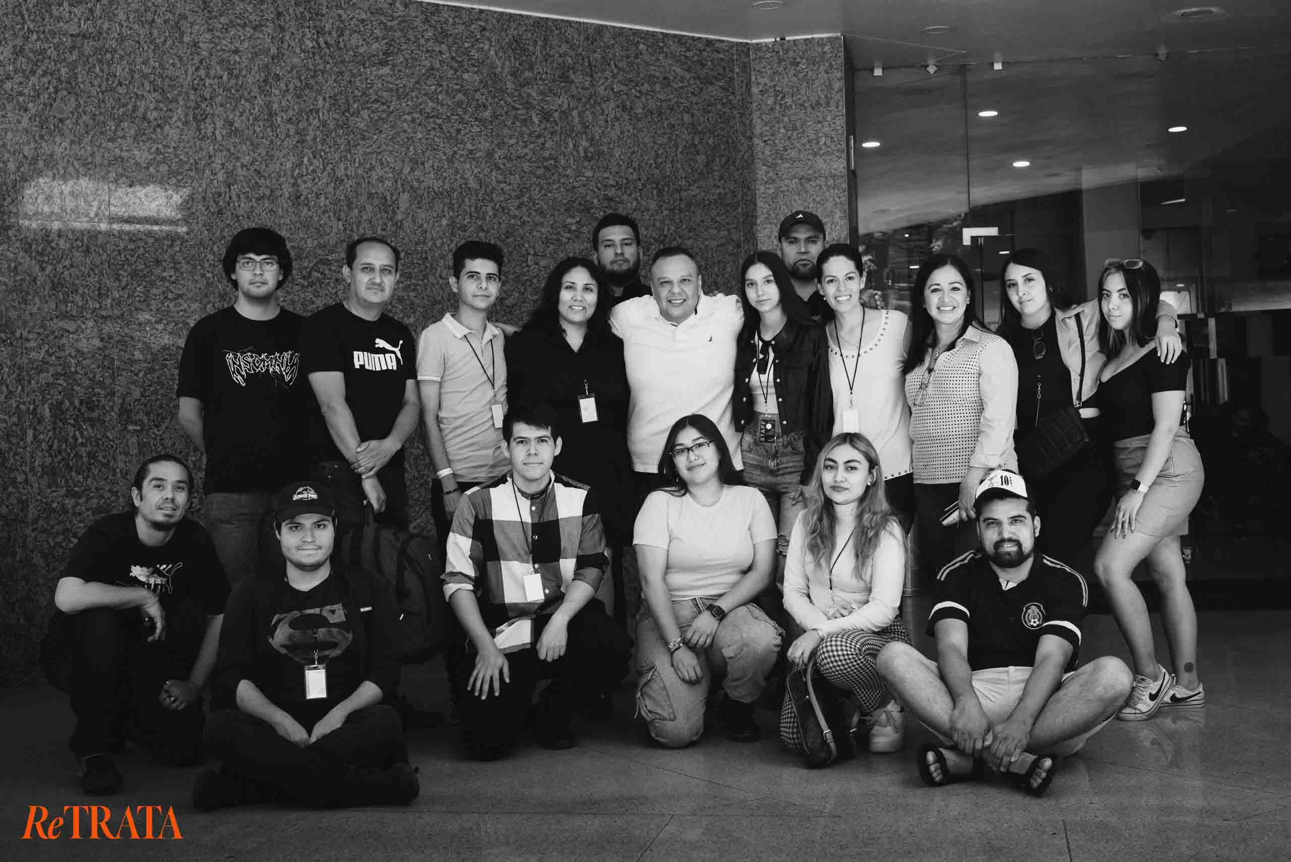 Foto grupal en blanco y negro de los asistentes del curso de fotografía RETRATA en Guadalajara, edición Mayo 2023.