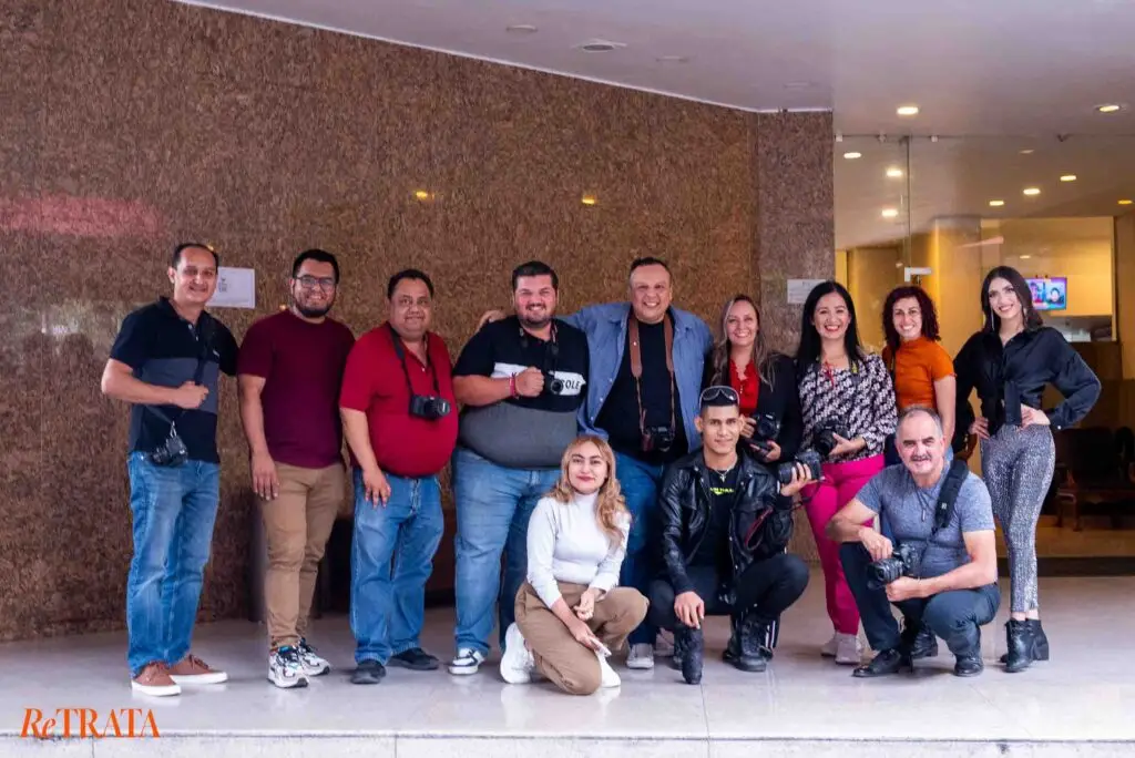 Foto grupal de los asistentes y el instructor del curso de fotografía RETRATA en Guadalajara, edición Agosto 2023, en el Hotel Lafayette.