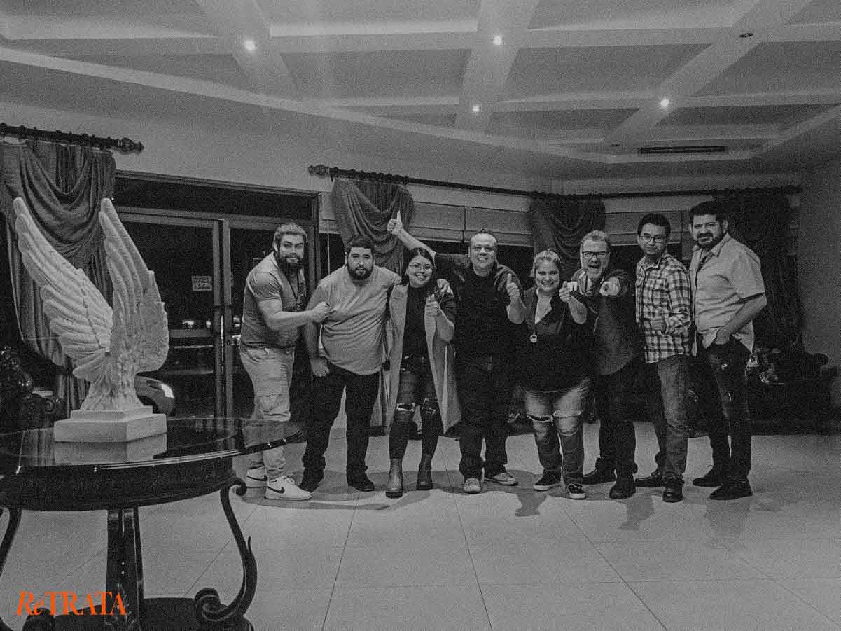 Foto grupal en blanco y negro de los asistentes y el instructor del curso de fotografía RETRATA en Hermosillo, Hotel San Angel, Octubre 2023.