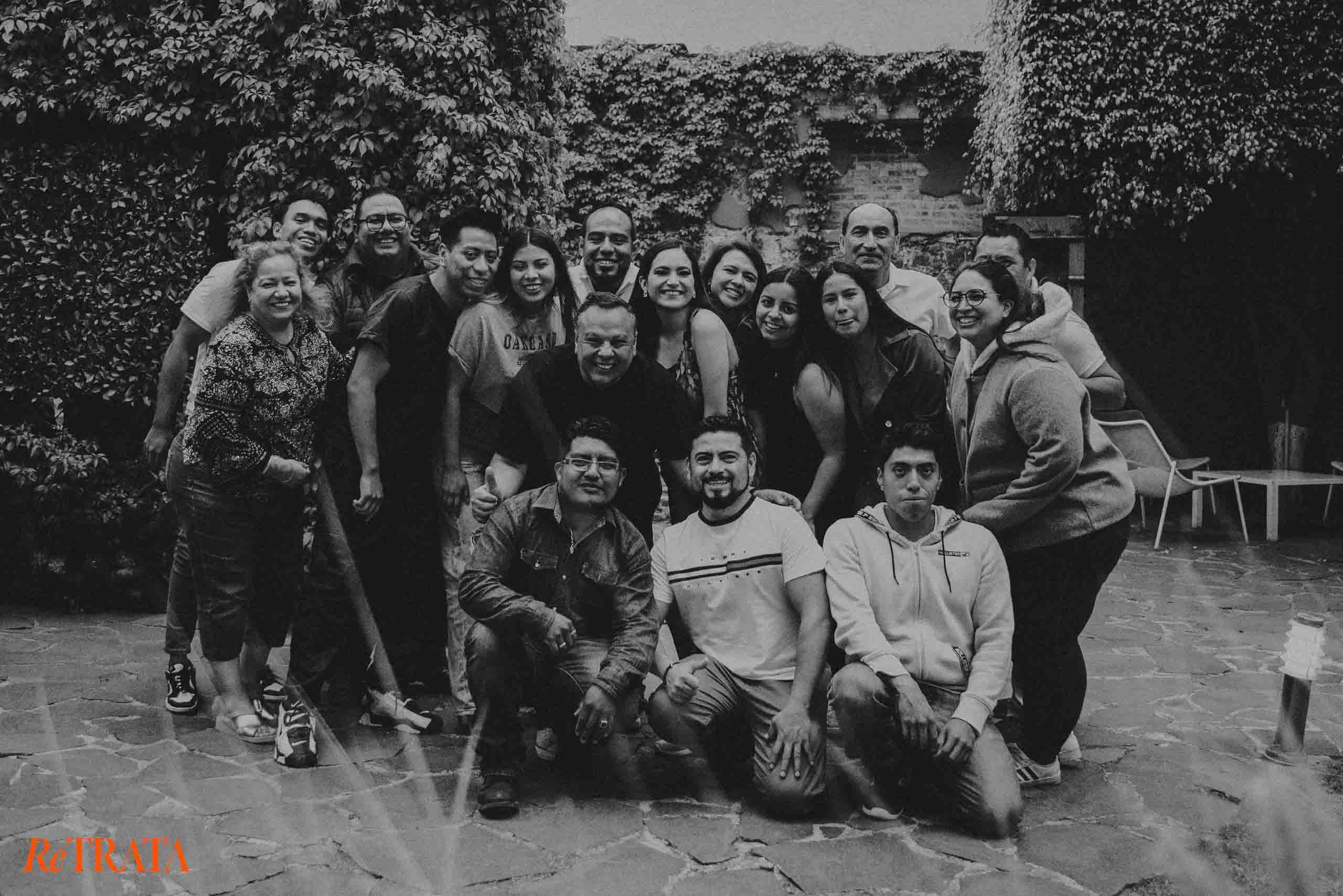 oto grupal en blanco y negro de los asistentes y el instructor de RETRATA, el curso de fotografía en Puebla, Marzo 2023.