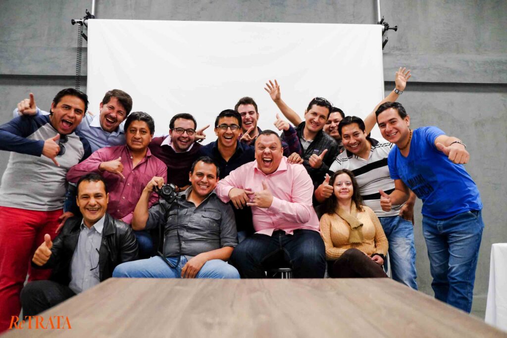Foto grupal vibrante de los asistentes y el instructor de RETRATA, el curso de fotografía en Quito, Ecuador, Agosto 2016.
