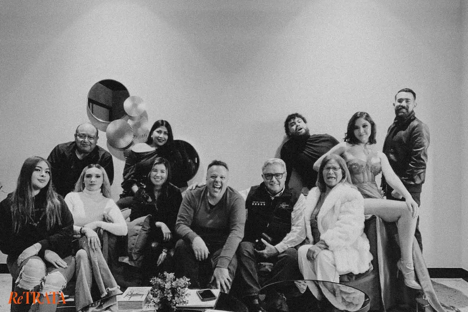 Foto grupal de los asistentes al curso de fotografía RETRATA Tijuana de marzo 2024, posando sonrientes en un sofá junto al instructor Raúl Galavíz y una modelo.