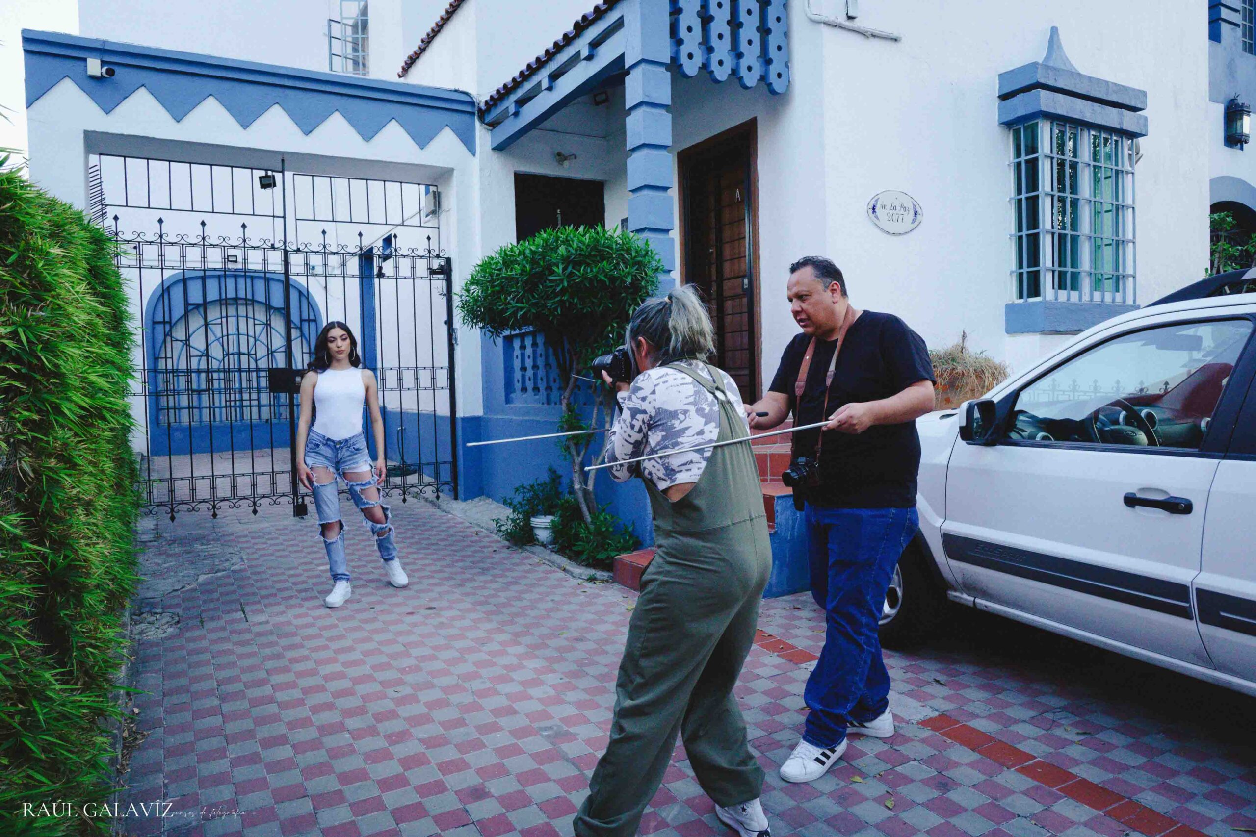 Raúl Galavíz guiando a fotógrafos en un curso de RETRATA