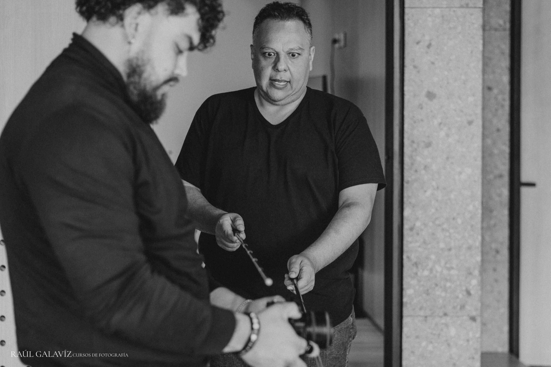 Raúl Galavíz revisando la cámara de un alumno