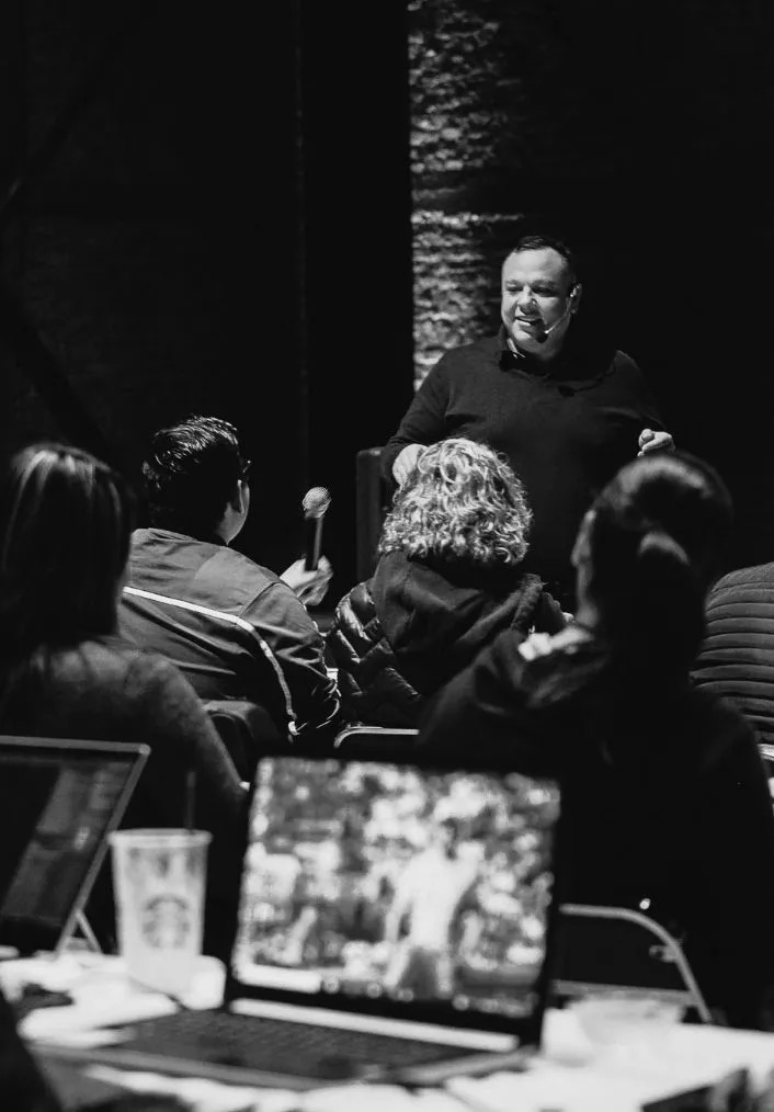 Raúl Galavíz dando clase
