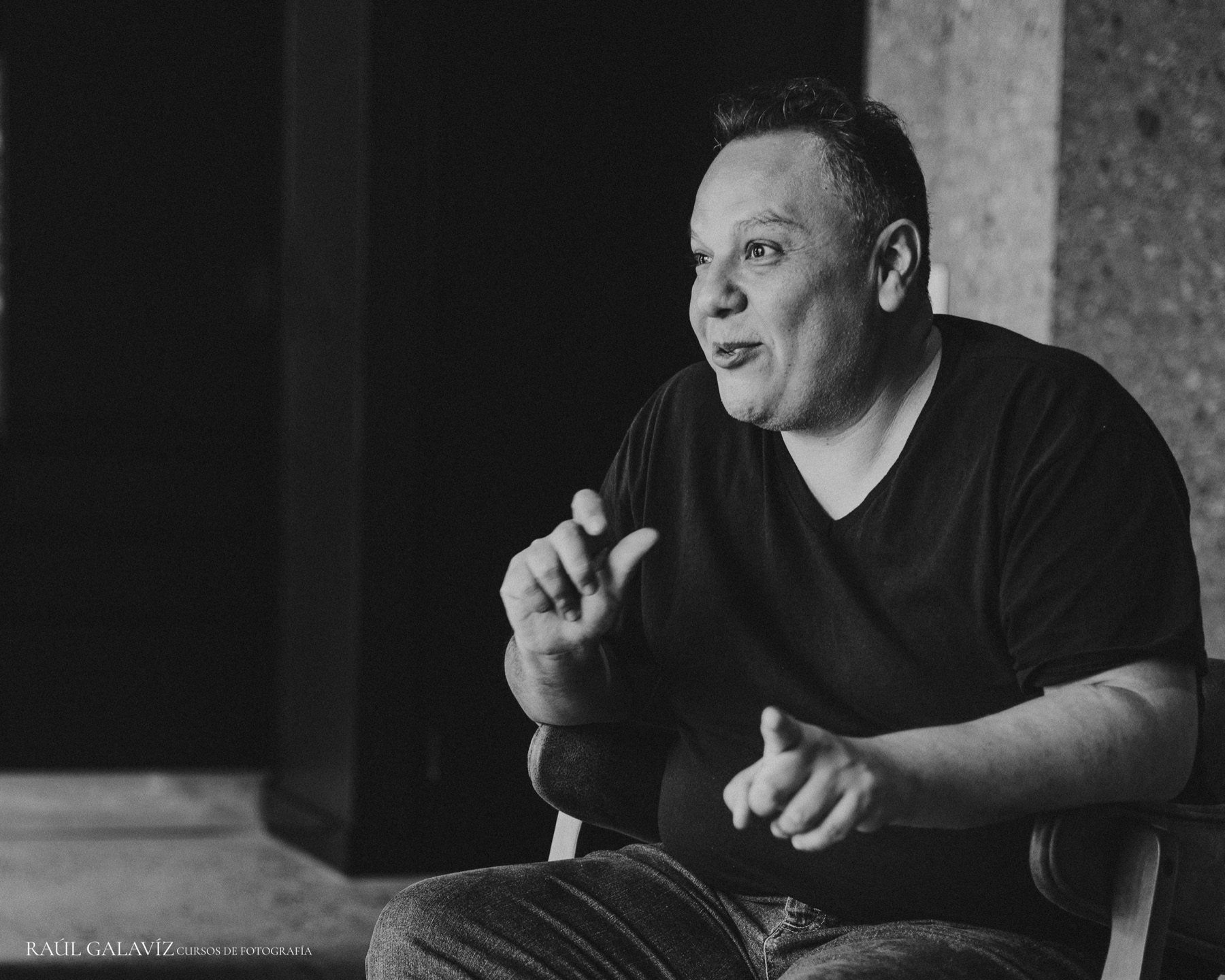 Raúl Galavíz explicando durante un taller