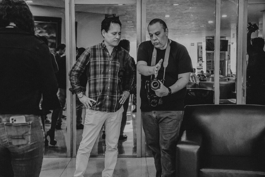 Raúl Galavíz explica a un fotógrafo cómo dirigir la toma durante el taller RETRATA